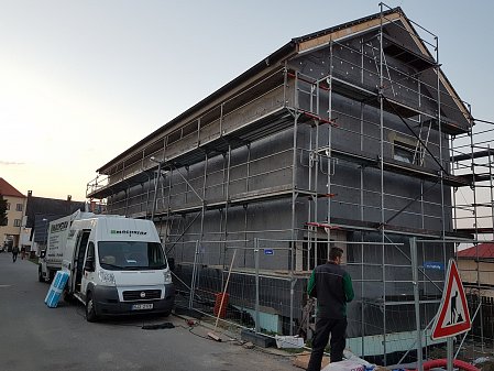 Foukaná izolace na strop v novostavbě domu se zubní ordinací v Novém Městě na Moravě